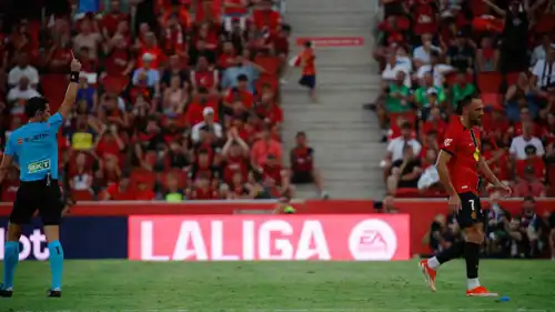 حكم لقاء برشلونة وريال مايوركا يشهر البطاقة الحمراء للاعب مايوركا