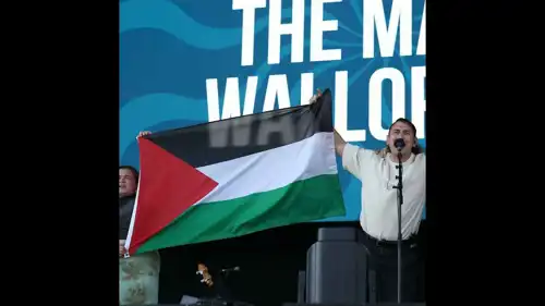 أثناء رفع الفرقة الإيرلندية العلم الفلسطيني 