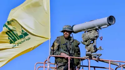 أحد مقاتلي حزب الله في نوبة مراقبة