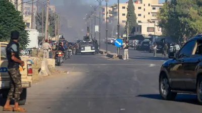 دخان يتصاعد من أحد المباني في السويداء