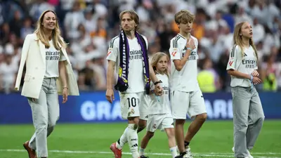 مودريتش يودع ملعب بيرنابيو مرفوقا بعائلته