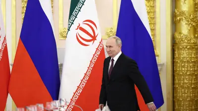 فلاديمير بوتين يمر أمام أعلام روسية وإيرانية قبل لقاء مع الرئيس الراحل إبراهيم رئيسي