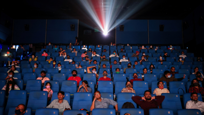 مشاهدة فلم هندي داخل إحدى دور العرض