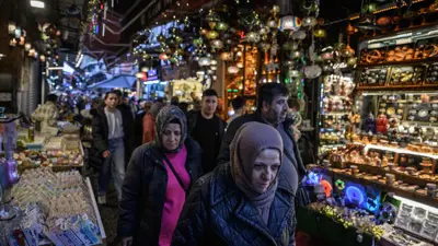 متسوقون أتراك في إسطنبول