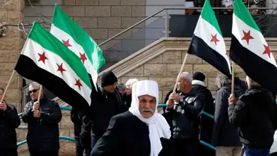 دروز يرفعون العلم السوري