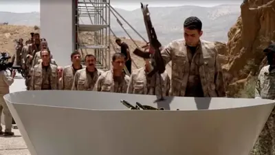  مسلح من حزب العمال الكردستاني يضع سلاحًا ليُحرق