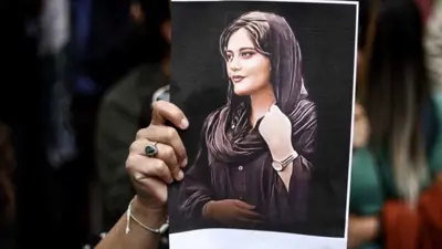 صورة الشابة الشابة الكردية مهسا أميني مرفوعة في إحدى الوقفات التضامنية
