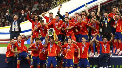 تتويج منتخب إسبانيا