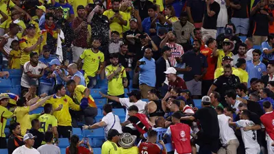 لاعبو أوروغواي خلال الاشتباكات مع الجماهير