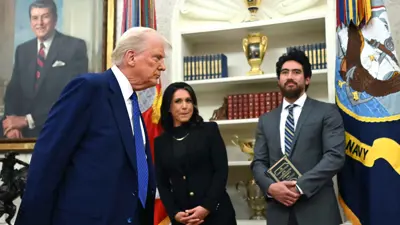 الرئيس الأمريكي دونالد ترامب مع أفراد من إداراته 