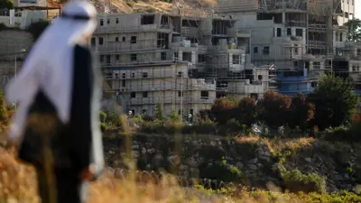 رجل فلسطيني أمام مستوطنة كريات أربع على مشارف الخليل