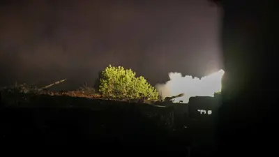 دبابة إسرائيلية تطلق قذيفة مع بدء الهجوم البري فجر الثلاثاء