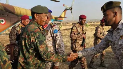 قائد الجيش السوداني عبد الفتاح البرهان (يسار)