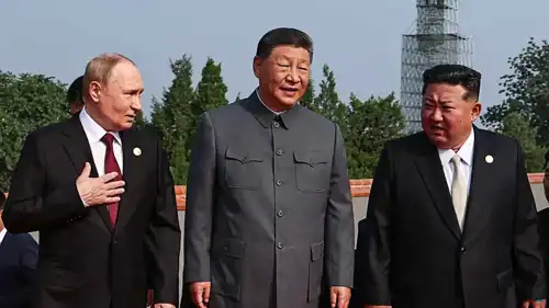 الرئيس الصيني يتوسط نظيريه الروسي والكوري الشمالي قبيل العرض