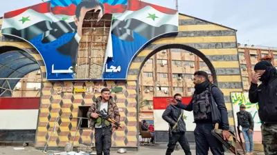 مقاتلون في أحد شوارع مدينة درعا بجنوب سوريا