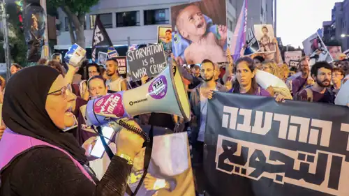 ناشطون محتجون في تل أبيب على مجاعة غزة
