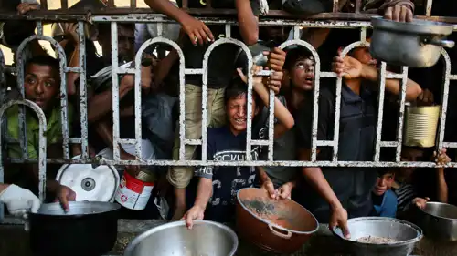 أطفال فلسطينيون ينتظرون وجبة طعام في غزة