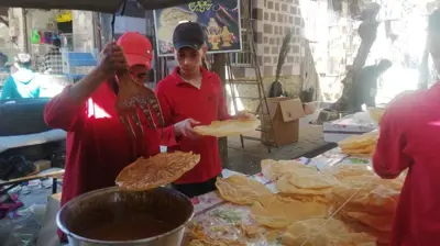 باعة يصنعون الناعم الدمشقي