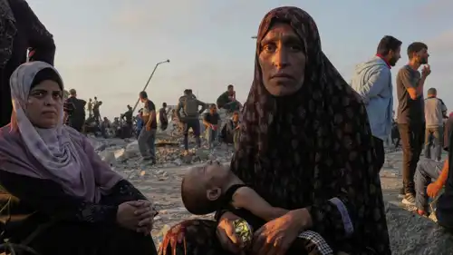 سيدتان بانتظار توزيع المساعدات في غزة