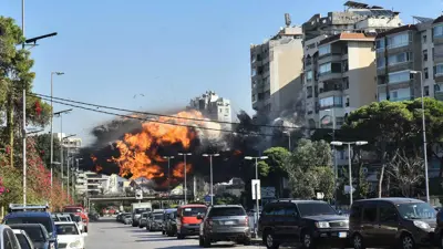 لحظة انهيار مبنى في الغبيري بعد غارة إسرائيلية