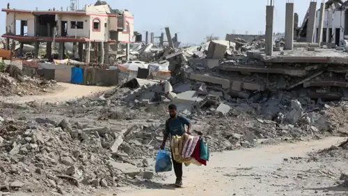 فلسطيني بالقرب من أنقاض المنازل التي دمرتها غارة إسرائيلي