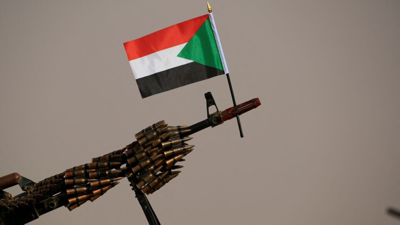 العلم الوطني السوداني مثبت على مدفع رشاش
