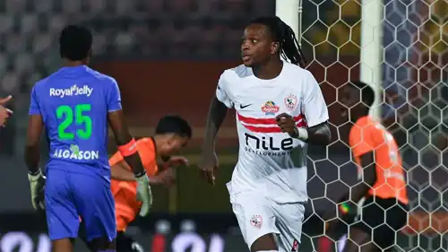 شيكو بانزا لاعب الزمالك يحتفل بهدفه في شباك فاركو