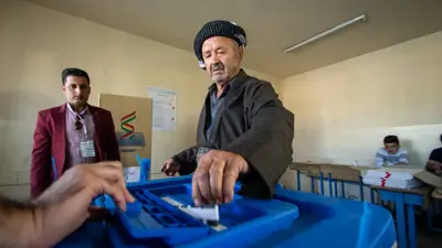 ناخب كردي يدلي بصوته في انتخابات سابقة