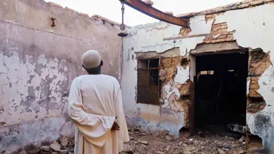 سوداني يعاين منزله المتضرر جراء الحرب