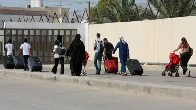 مسافرون عند جسر الملك حسين