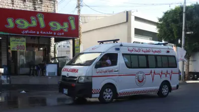 اسعاف لبناني ينقل الاصابات نتيجة تفجيرات الأجهزة اللاسلكية 