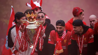 أرنولد يحتفل مع جماهير ليفربول بلقب الدوري الإنجليزي