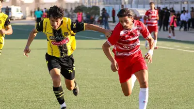 الحبيب يكن لاعب اتحاد بن قردان (يسار) محل شكوى الإفريقي
