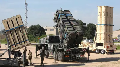 جنود إسرائيليون بالقرب من نظام القبة الحديدية