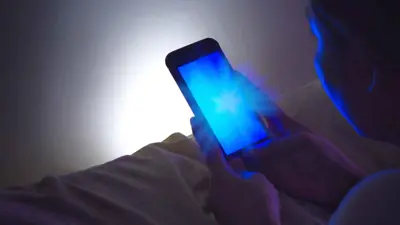 ضوء أزرق منبعث من شاشة الهاتف