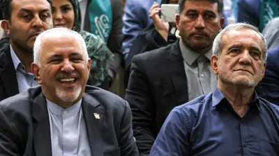 الرئيس الإيراني مسعود بزشكيان ومحمد جواد ظريف 
