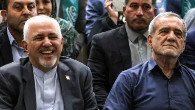 ظريف بجانب الرئيس الإيراني