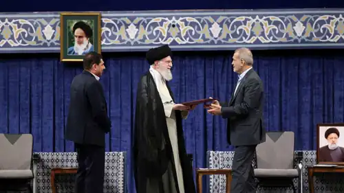 الرئيس الإيراني مسعود بزشكيان والمرشد الأعلى علي خامنئي