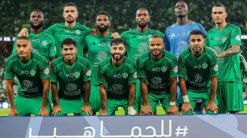 لاعبو الأهلي السعودي قبل مواجهة نيوم