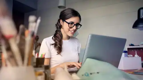امرأة تستخدم جهاز كمبيوتر 