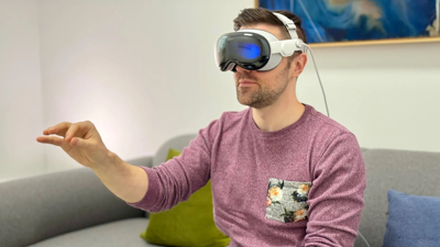 شخص يستخدم نظارة Vision Pro 