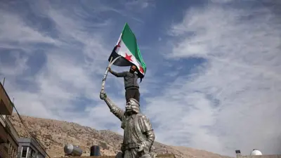 سوري يحتفل بسقوط الأسد في مجدل شمس بالجولان