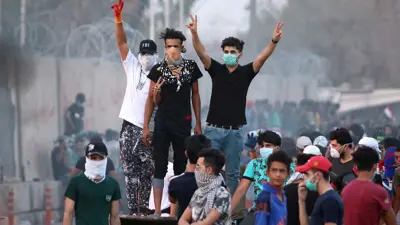 مجموعة شباب يعبرون عن موقف سياسي في العراق