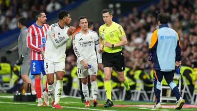 بيلينغهام يتحدث مع حكم مباراة ريال مدريد وأتلتيكو