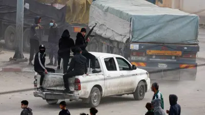 قوة أمنية مسلحة ترافق قافلة مساعدات إلى غزة
