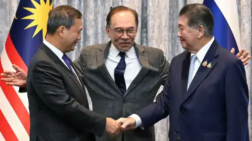 رئيس الوزراء الماليزي ونظيريه الكمبودي والتايلاندي 