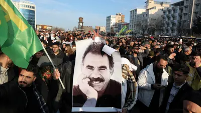  متظاهر يحمل صورة الزعيم الكردي المسجون عبد الله أوجلان