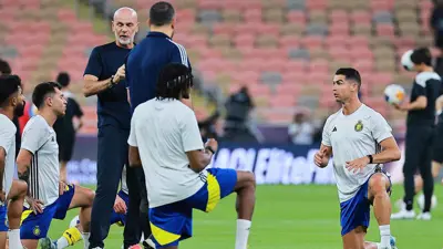 ستيفانو بيولي مع لاعبي النصر