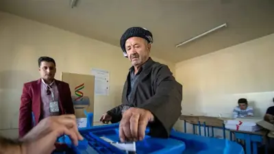 رجل كردستاني يدلي بصوته في انتخابات سابقة