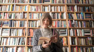 سيدة كبيرة في السن تقرأ كتابا 